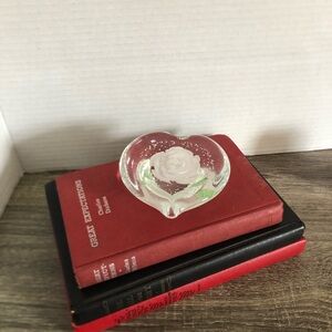 Heart-Shaped Glass Paperweight with White Rose